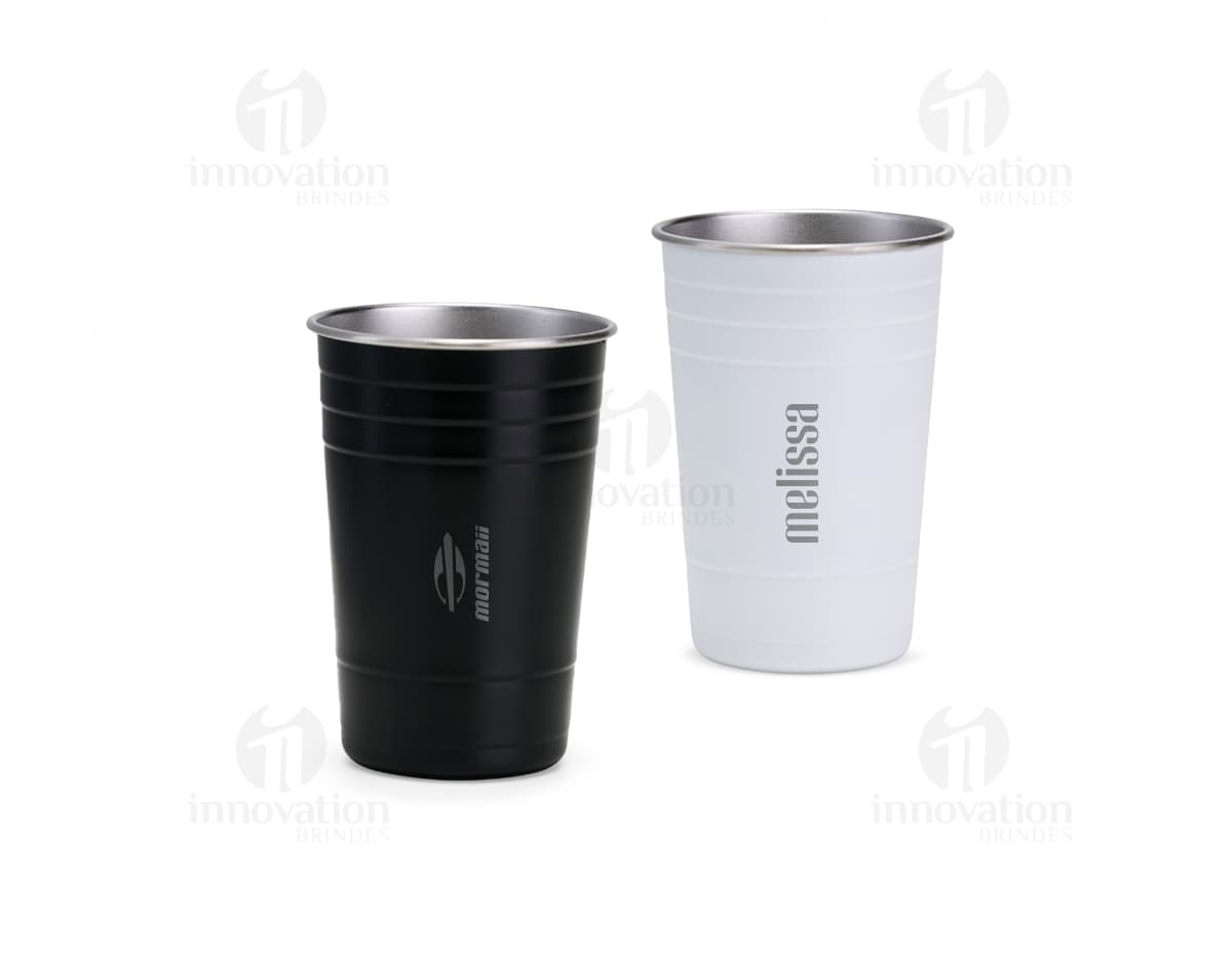 Copo de inox com capacidade para 480ml.