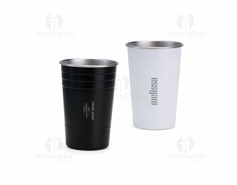 Copo de inox com capacidade para 480ml.