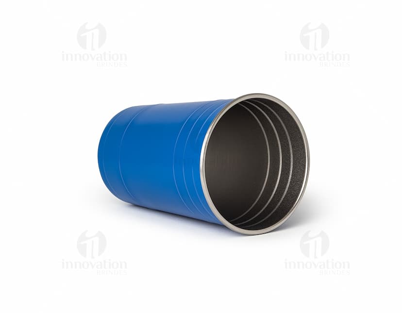 Copo de inox com capacidade para 480ml.