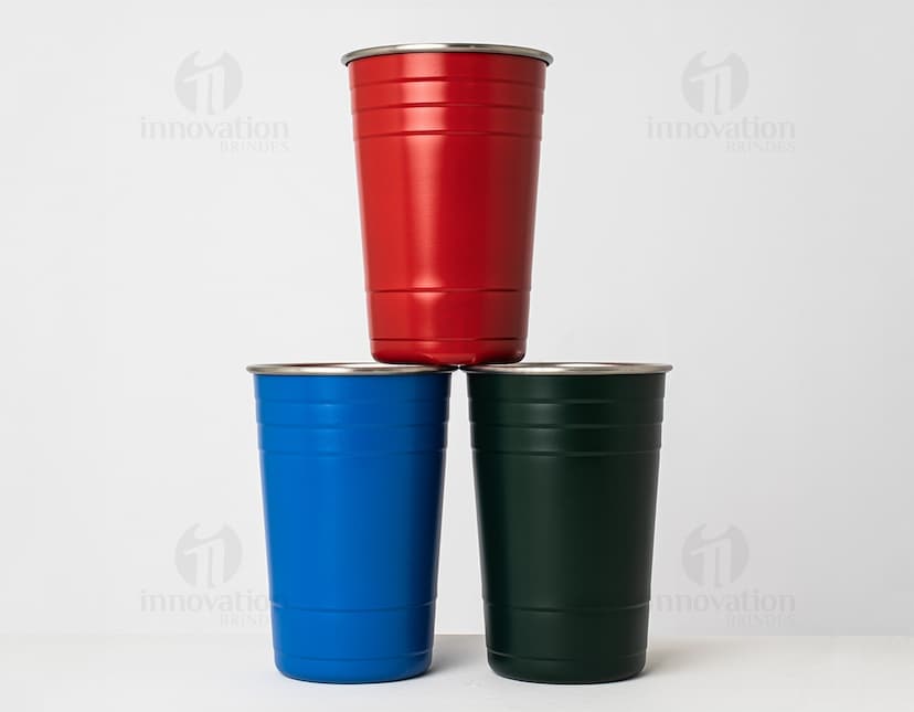 Copo de inox com capacidade para 480ml.