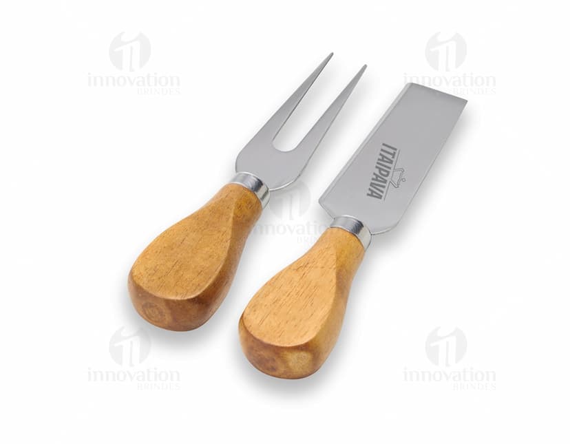 Kit queijo de 3 peças em aço inoxidável e madeira, contendo faca, garfo e espátula. Ideal para servir queijos de forma prática e elegante.
