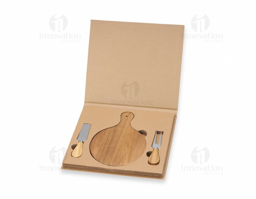 Kit queijo de 3 peças em aço inoxidável e madeira, contendo faca, garfo e espátula. Ideal para servir queijos de forma prática e elegante.