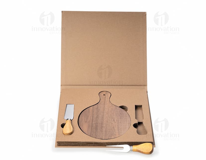 Kit queijo de 3 peças em aço inoxidável e madeira, contendo faca, garfo e espátula. Ideal para servir queijos de forma prática e elegante.