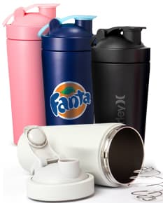 Coqueteleira Térmica 700ml prateada, em metal, com tampa e alça. Objeto para preparar e armazenar bebidas.