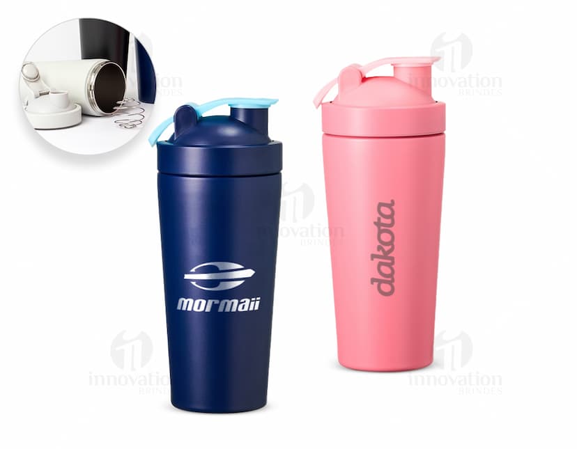 Coqueteleira Térmica 700ml prateada, em metal, com tampa e alça. Objeto para preparar e armazenar bebidas.