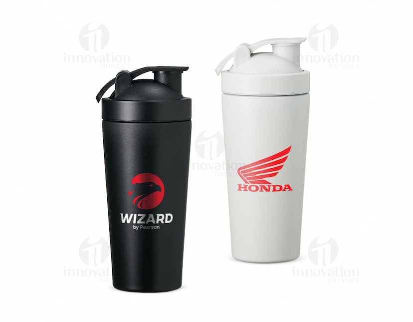 Coqueteleira Térmica 700ml prateada, em metal, com tampa e alça. Objeto para preparar e armazenar bebidas.