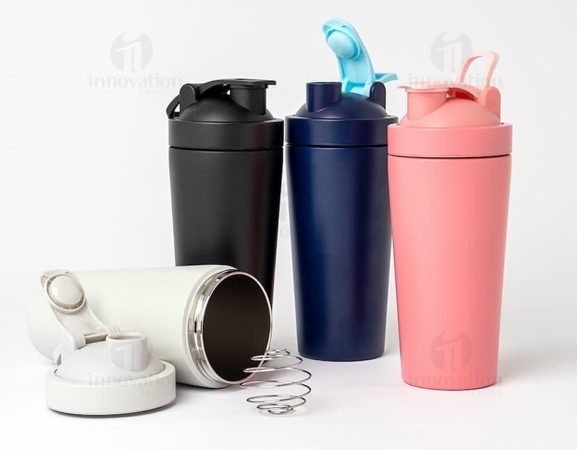 Coqueteleira Térmica 700ml prateada, em metal, com tampa e alça. Objeto para preparar e armazenar bebidas.