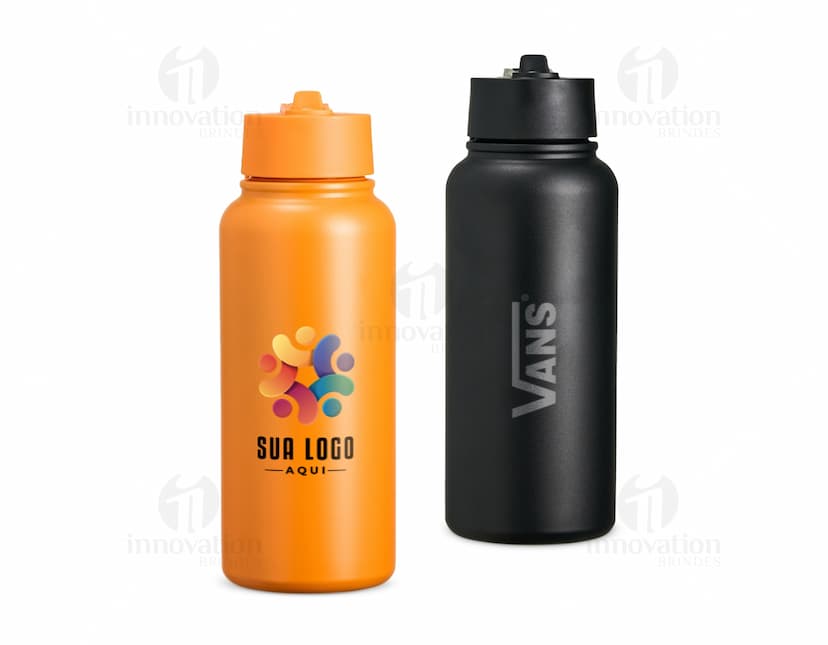 Garrafa térmica de 900ml em plástico transparente com tampa amarela. Perfeita para armazenar líquidos quentes ou frios. Ideal para manter a bebida fresca durante horas.