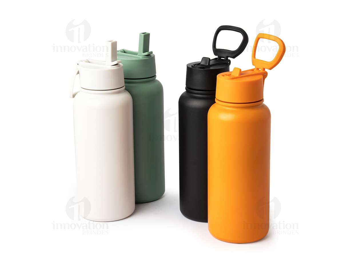Garrafa térmica de 900ml em plástico transparente com tampa amarela. Perfeita para armazenar líquidos quentes ou frios. Ideal para manter a bebida fresca durante horas.