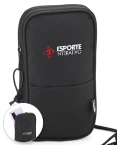 Mini Bolsa Transversal de rPET em preto, moderna e tecnológica, com compartimentos para celular, instrumentos de metal, camera digital, computador e equipamentos de comunicação wireless. Ideal para viagens de negócios ou passeios, a bolsa é compacta e resistente, feita de plástico reciclado.
