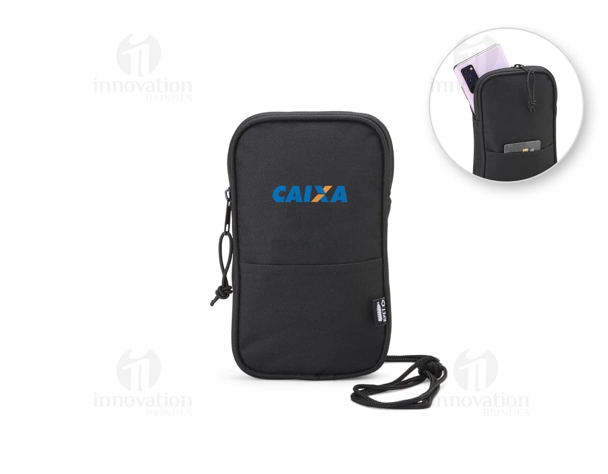 Mini Bolsa Transversal de rPET em preto, moderna e tecnológica, com compartimentos para celular, instrumentos de metal, camera digital, computador e equipamentos de comunicação wireless. Ideal para viagens de negócios ou passeios, a bolsa é compacta e resistente, feita de plástico reciclado.