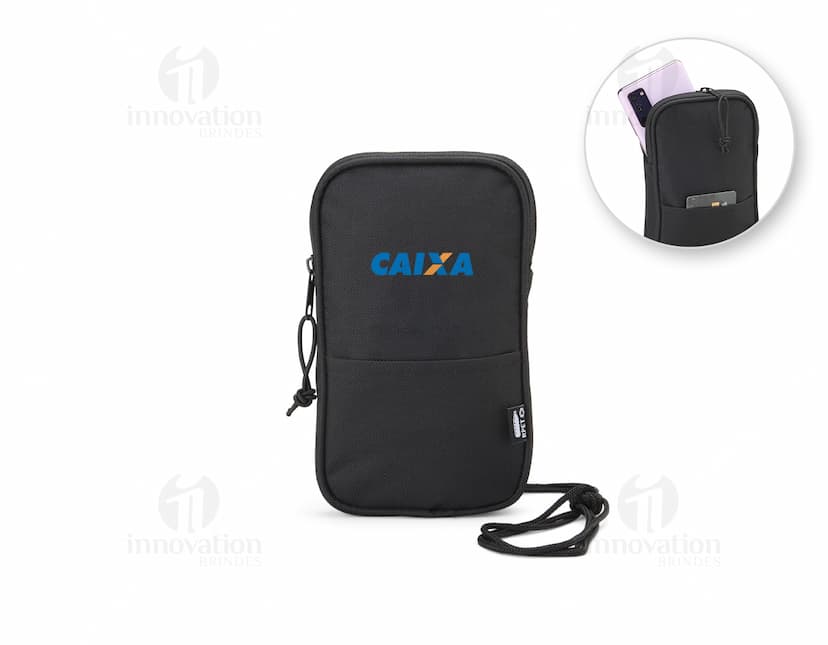 Mini Bolsa Transversal de rPET em preto, moderna e tecnológica, com compartimentos para celular, instrumentos de metal, camera digital, computador e equipamentos de comunicação wireless. Ideal para viagens de negócios ou passeios, a bolsa é compacta e resistente, feita de plástico reciclado.