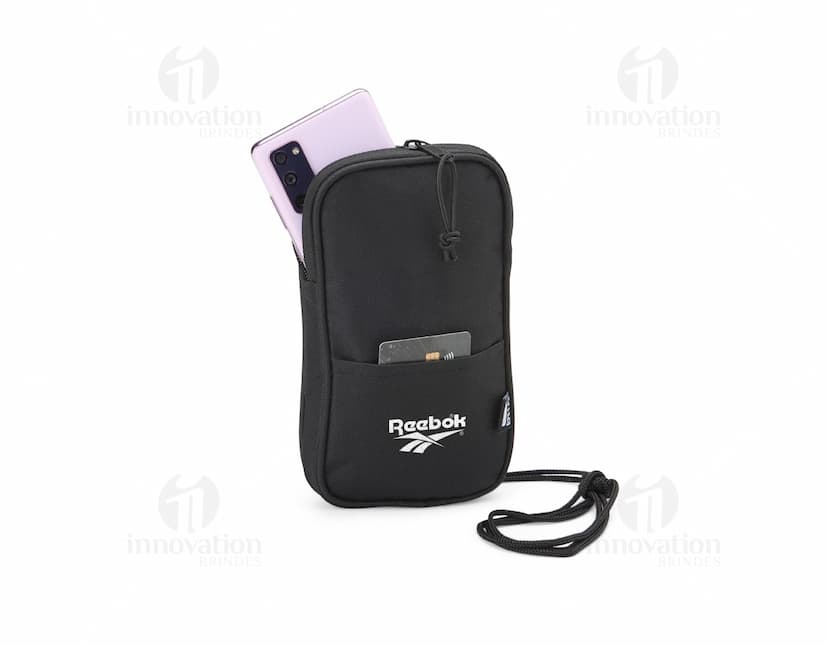 Mini Bolsa Transversal de rPET em preto, moderna e tecnológica, com compartimentos para celular, instrumentos de metal, camera digital, computador e equipamentos de comunicação wireless. Ideal para viagens de negócios ou passeios, a bolsa é compacta e resistente, feita de plástico reciclado.