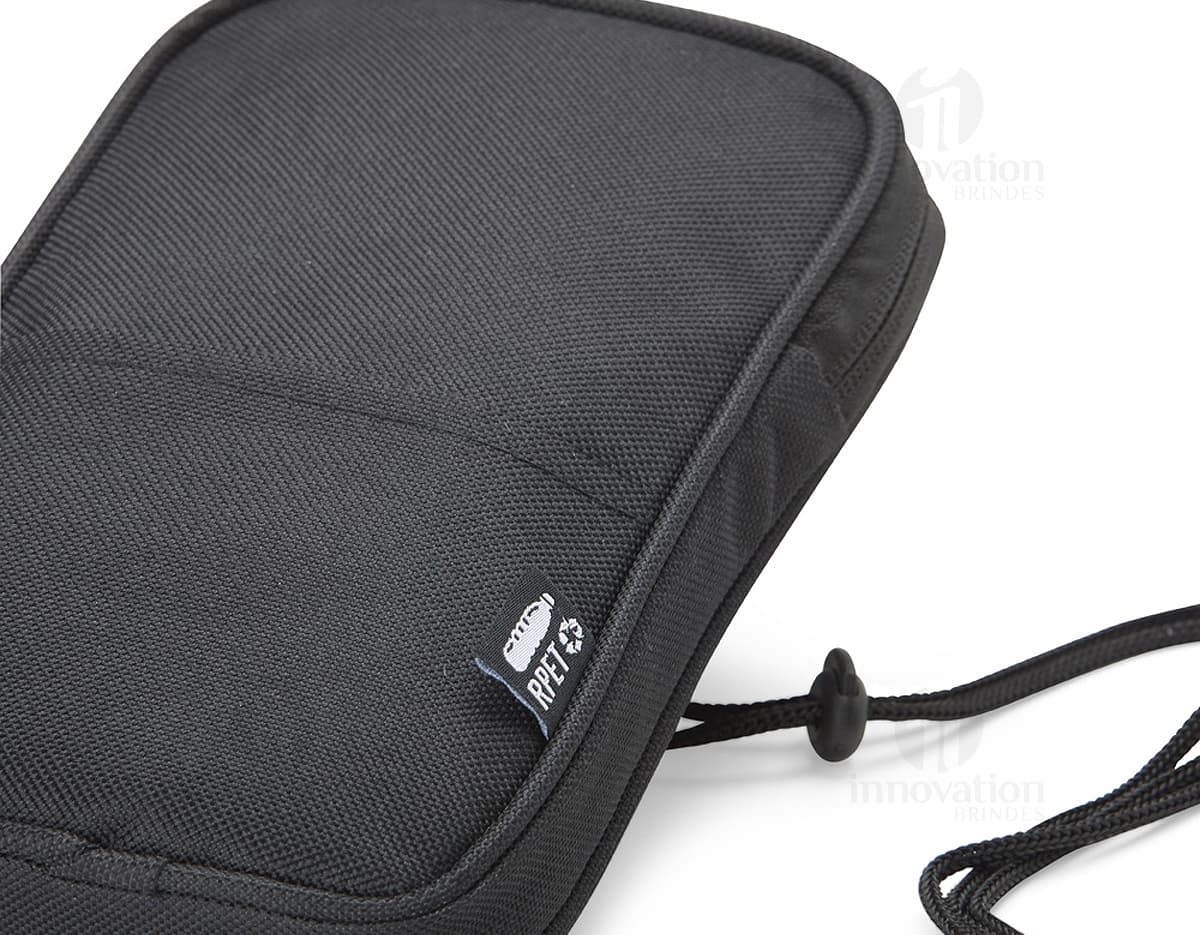 Mini Bolsa Transversal de rPET em preto, moderna e tecnológica, com compartimentos para celular, instrumentos de metal, camera digital, computador e equipamentos de comunicação wireless. Ideal para viagens de negócios ou passeios, a bolsa é compacta e resistente, feita de plástico reciclado.