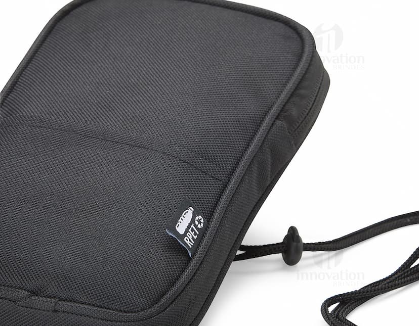 Mini Bolsa Transversal de rPET em preto, moderna e tecnológica, com compartimentos para celular, instrumentos de metal, camera digital, computador e equipamentos de comunicação wireless. Ideal para viagens de negócios ou passeios, a bolsa é compacta e resistente, feita de plástico reciclado.