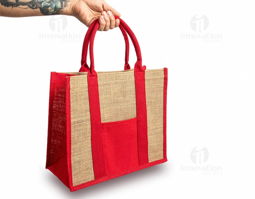 Sacola de linho marrom vazia com detalhes em metal e alças de couro, perfeita para compras e acessórios de moda de luxo.
