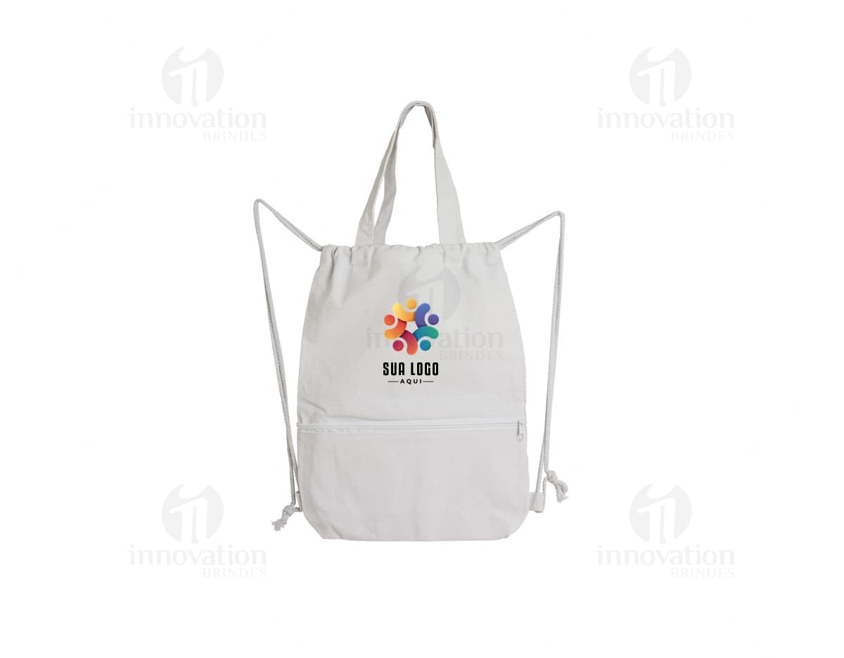 Mochila Saco Lona preta feminina, com alças de couro e zíper. Design elegante e casual, ideal para carregar objetos pessoais.