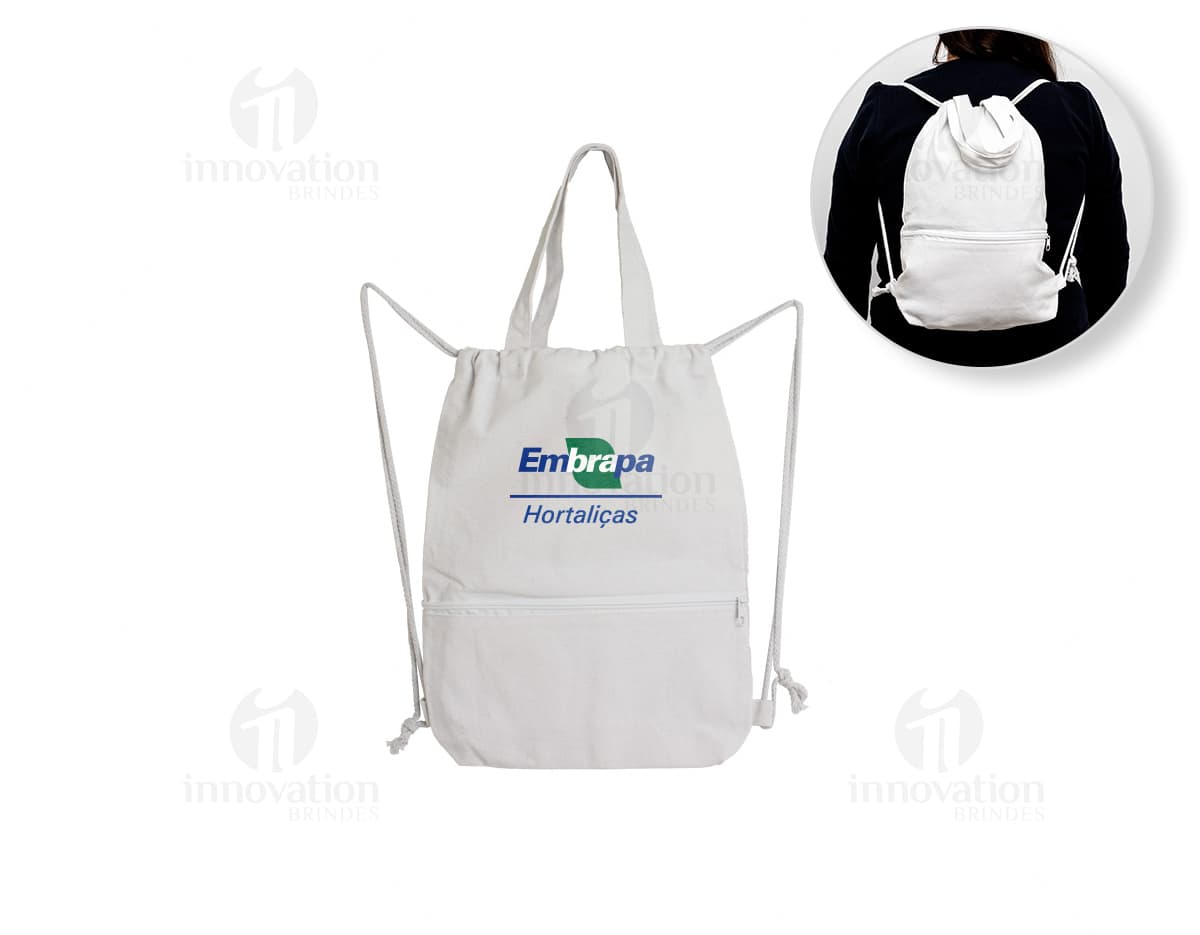 Mochila Saco Lona preta feminina, com alças de couro e zíper. Design elegante e casual, ideal para carregar objetos pessoais.