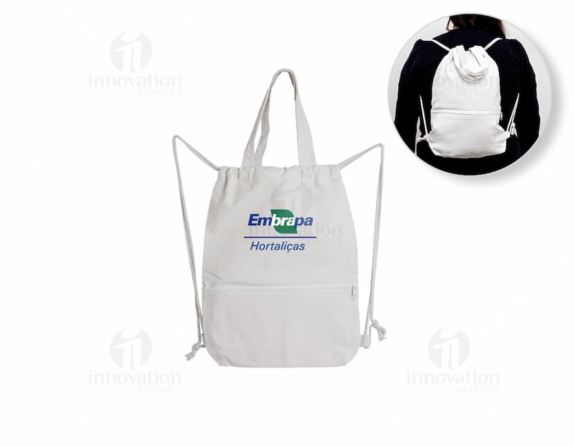 Mochila Saco Lona preta feminina, com alças de couro e zíper. Design elegante e casual, ideal para carregar objetos pessoais.