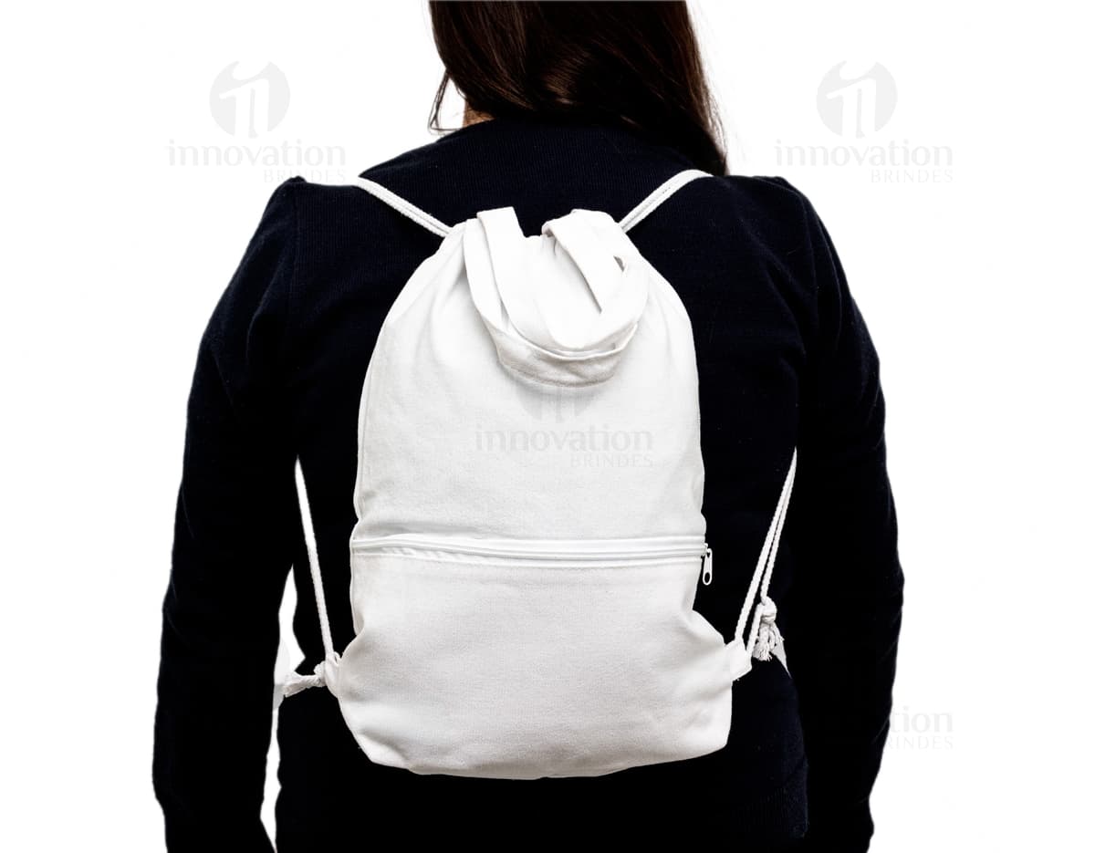 Mochila Saco Lona preta feminina, com alças de couro e zíper. Design elegante e casual, ideal para carregar objetos pessoais.