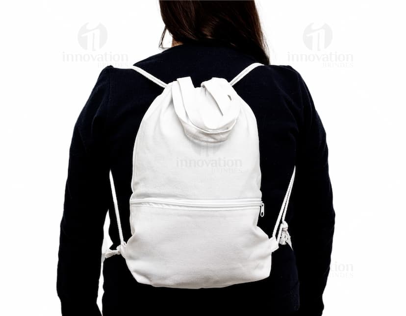 Mochila Saco Lona preta feminina, com alças de couro e zíper. Design elegante e casual, ideal para carregar objetos pessoais.