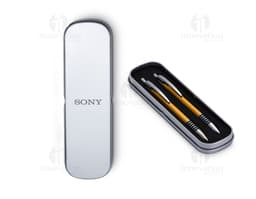 Set of pen and pencil made of metal, ideal for writing and office work. The pen features an elegant design in black, while