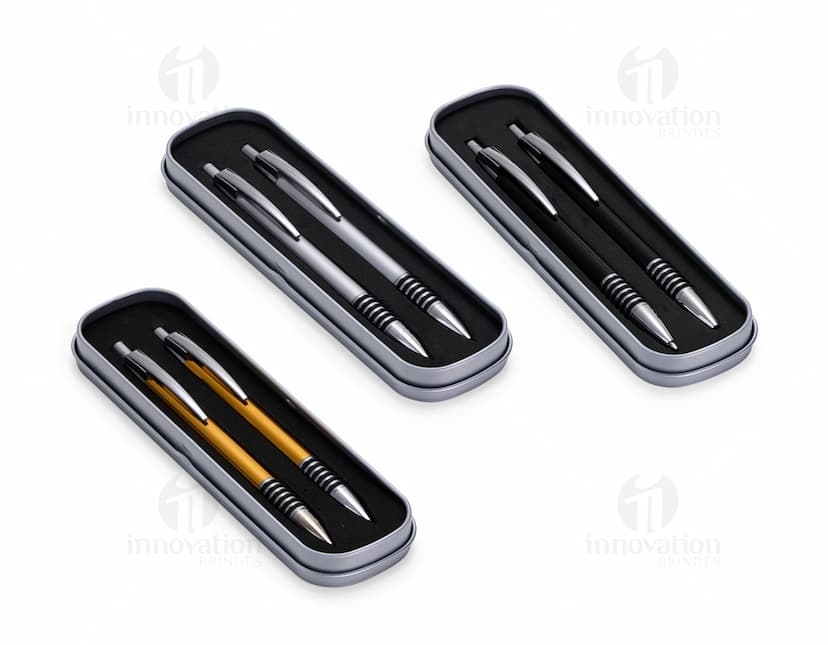 Conjunto de caneta e lapiseira fabricados em metal, ideais para escrita e trabalho de escritório. A caneta apresenta um design elegante na cor preta, enquanto a lapiseira possui um acabamento prateado. Ambos os itens são ferramentas de alta qualidade, com detalhes em aço e plástico. Perfeitos para uso escolar, profissional ou financeiro.