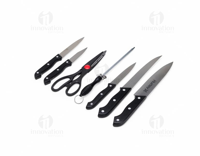 Kit churrasco de 7 peças em aço inoxidável, incluindo faca, garfo, pinça, espátula, escova de limpeza, amolador e maleta preta. Ideal para o amante de churrasco que busca qualidade e praticidade em suas ferramentas.