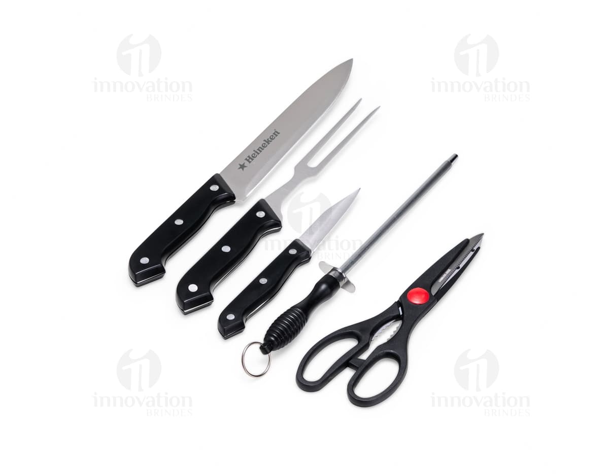 Kit Churrasco 5 Peças em aço inox contendo faca, garfo, espátula, pegador e escova para limpeza, ideal para churrascos.