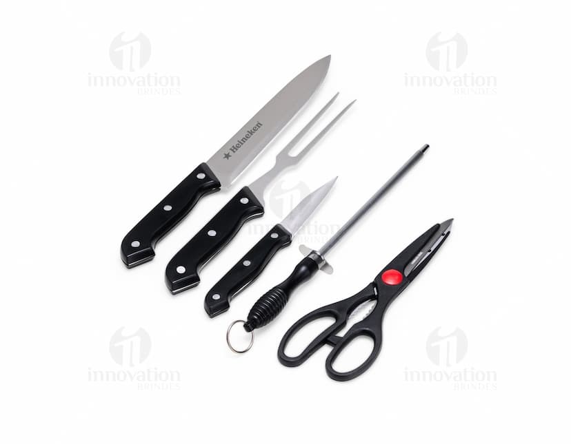 Kit Churrasco 5 Peças em aço inox contendo faca, garfo, espátula, pegador e escova para limpeza, ideal para churrascos.
