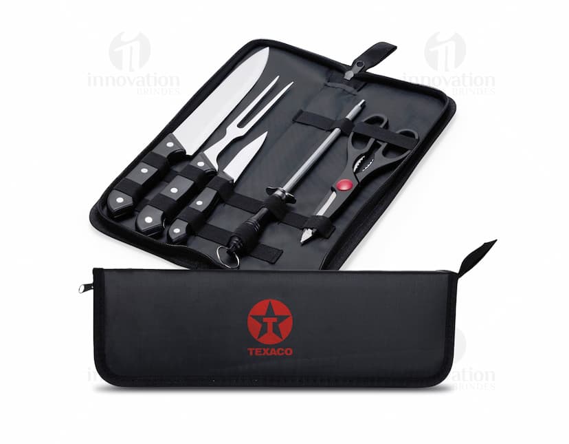 Kit Churrasco 5 Peças em aço inox contendo faca, garfo, espátula, pegador e escova para limpeza, ideal para churrascos.