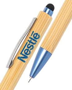 Caneta Ecológica Touch em destaque em meio a lápis de cor, material de escrita, desenho, escola e arte. A caneta possui design colorido e vibrante, ideal para trabalhos criativos.