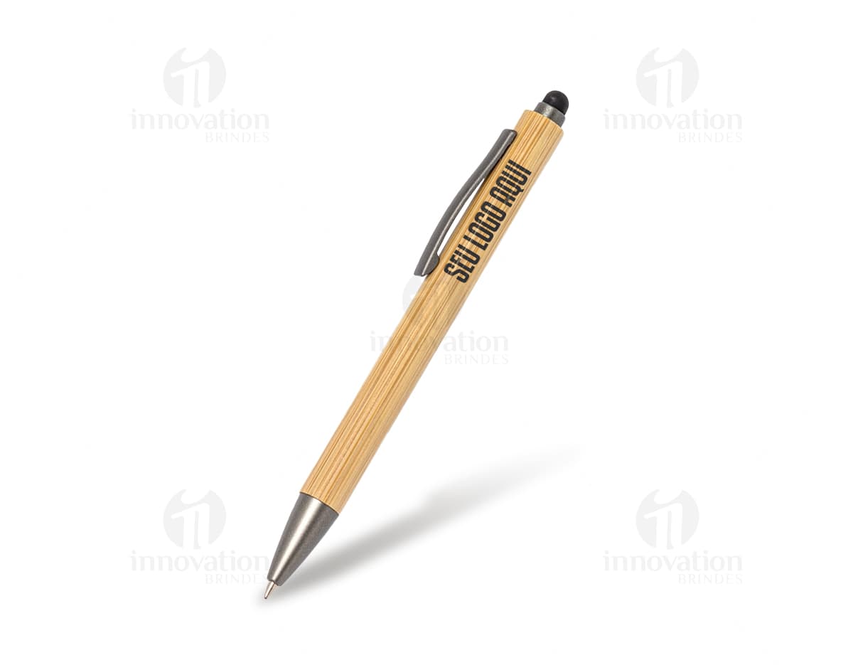 Caneta Ecológica Touch em destaque em meio a lápis de cor, material de escrita, desenho, escola e arte. A caneta possui design colorido e vibrante, ideal para trabalhos criativos.
