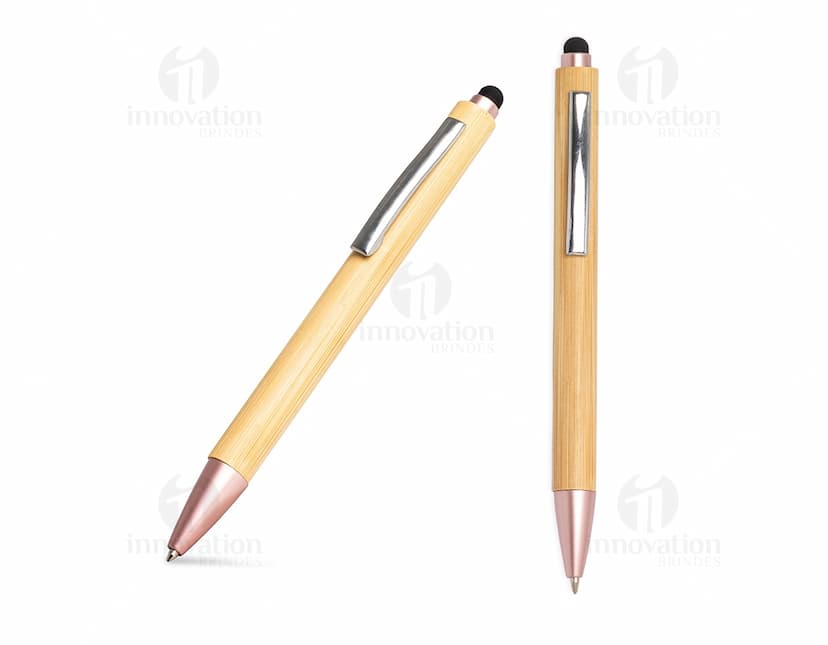 Caneta Ecológica Touch em destaque em meio a lápis de cor, material de escrita, desenho, escola e arte. A caneta possui design colorido e vibrante, ideal para trabalhos criativos.
