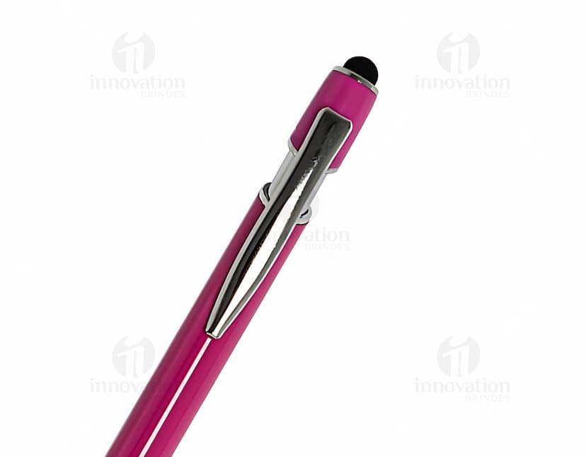 Caneta metal touch em diversas cores sobre uma mesa de escritório, ao lado de um bloco de notas, lápis e papel.
