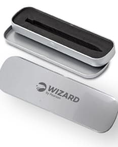Estojo de metal preto vazio, com design moderno e prateado. Na imagem, há também uma caneta, uma chave de computador, um modem, um pen drive e um ferro de passar. O estojo contém ainda um grampeador, um modem, um drive de armazenamento e um botão preto.