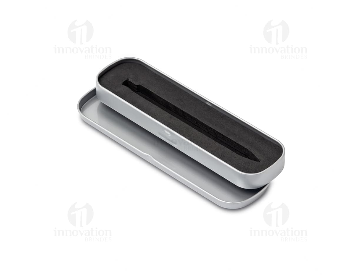 Estojo de metal preto vazio, com design moderno e prateado. Na imagem, há também uma caneta, uma chave de computador, um modem, um pen drive e um ferro de passar. O estojo contém ainda um grampeador, um modem, um drive de armazenamento e um botão preto.