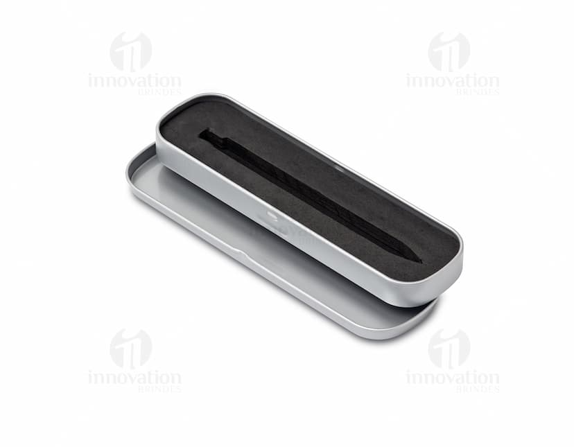 Estojo de metal preto vazio, com design moderno e prateado. Na imagem, há também uma caneta, uma chave de computador, um modem, um pen drive e um ferro de passar. O estojo contém ainda um grampeador, um modem, um drive de armazenamento e um botão preto.