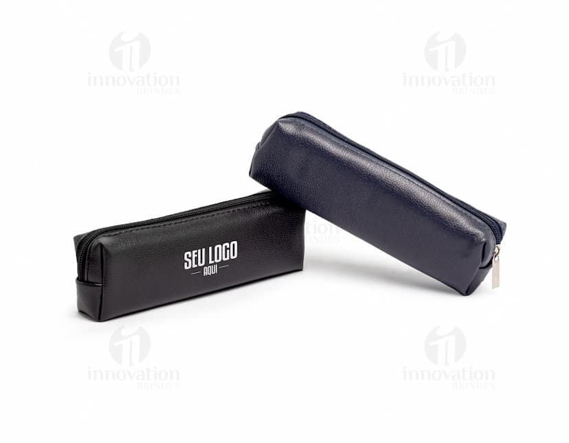 Estojo de couro sintético preto fechado contendo dinheiro, cartão, caneta, e outros itens de escritório.