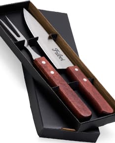 Um conjunto de dois utensílios de churrasco em aço inoxidável, incluindo faca e garfo. Os utensílios são de cor prata, com design clássico e acabamento brilhante. Perfeitos para uso em churrascos, com cabo de madeira para maior conforto durante o manuseio.