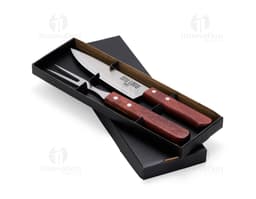 Um conjunto de dois utensílios de churrasco em aço inoxidável, incluindo faca e garfo. Os utensílios são de cor prata, com