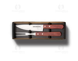 Um conjunto de dois utensílios de churrasco em aço inoxidável, incluindo faca e garfo. Os utensílios são de cor prata, com