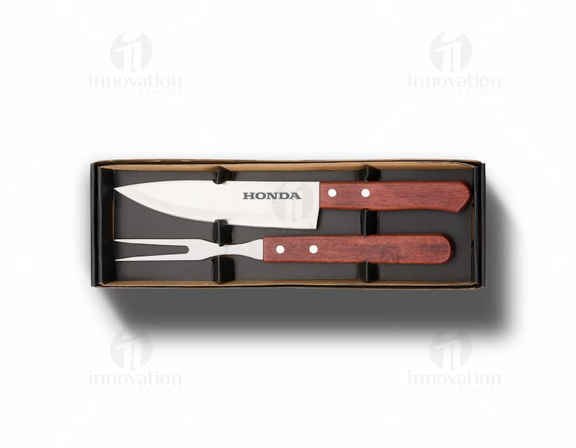 Um conjunto de dois utensílios de churrasco em aço inoxidável, incluindo faca e garfo. Os utensílios são de cor prata, com design clássico e acabamento brilhante. Perfeitos para uso em churrascos, com cabo de madeira para maior conforto durante o manuseio.
