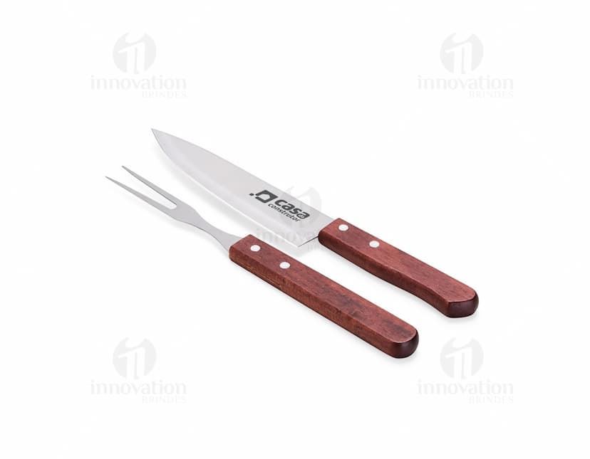 Um conjunto de dois utensílios de churrasco em aço inoxidável, incluindo faca e garfo. Os utensílios são de cor prata, com design clássico e acabamento brilhante. Perfeitos para uso em churrascos, com cabo de madeira para maior conforto durante o manuseio.
