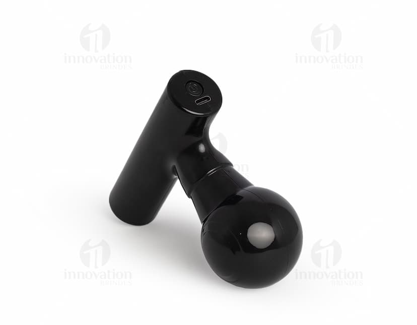Desenho 3D de um homen utilizando um Massageador Portátil de forma cartoon. A imagem mostra um personagem masculino com um equipamento de massagem na mão, simbolizando a ideia de relaxamento e bem-estar.