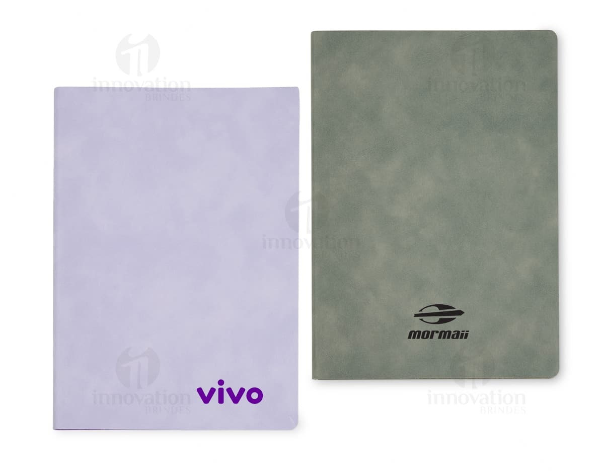 Caderno B5 PU preto sobre uma mesa de escritório, ao lado de um laptop, teclado, mouse e disco de vídeo. A imagem também mostra um disco óptico, botões, tela de monitor, tecla e conectividade wireless.