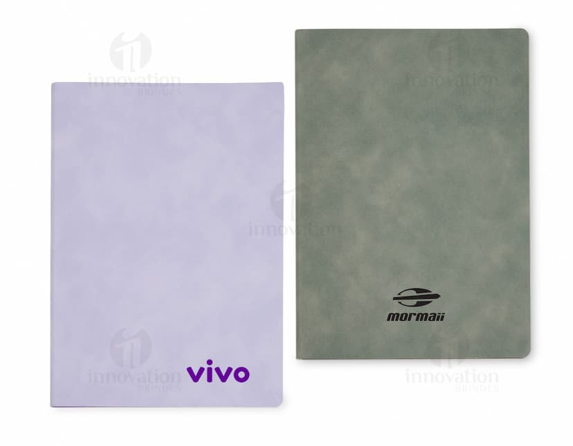 Caderno B5 PU preto sobre uma mesa de escritório, ao lado de um laptop, teclado, mouse e disco de vídeo. A imagem também mostra um disco óptico, botões, tela de monitor, tecla e conectividade wireless.