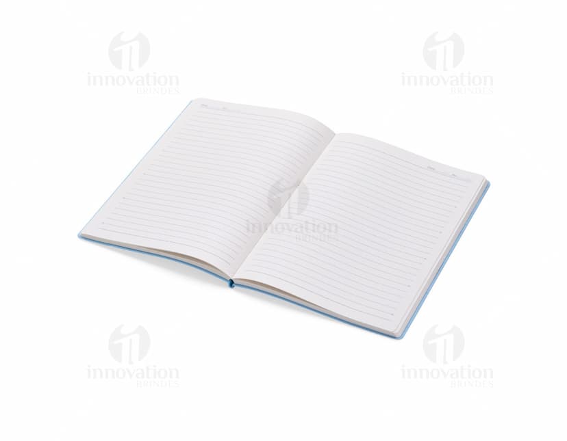Caderno B5 PU preto sobre uma mesa de escritório, ao lado de um laptop, teclado, mouse e disco de vídeo. A imagem também mostra um disco óptico, botões, tela de monitor, tecla e conectividade wireless.
