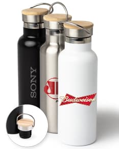 Garrafa térmica inox de 500ml com rótulo marrom e tampa, contendo líquido transparente. A garrafa está sobre um fundo branco refletindo a luz, indicando frescor e higiene.