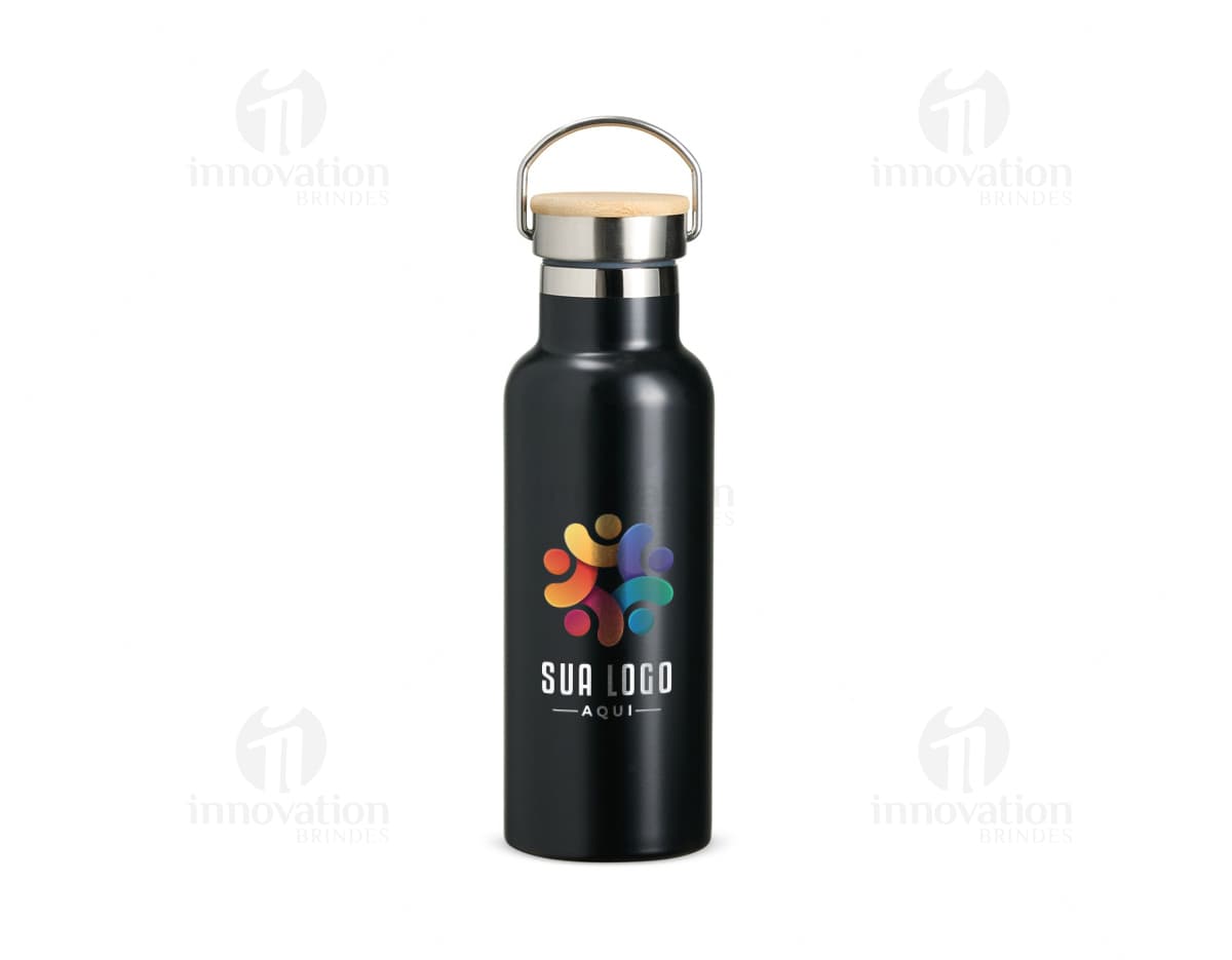 Garrafa térmica inox de 500ml com rótulo marrom e tampa, contendo líquido transparente. A garrafa está sobre um fundo branco refletindo a luz, indicando frescor e higiene.